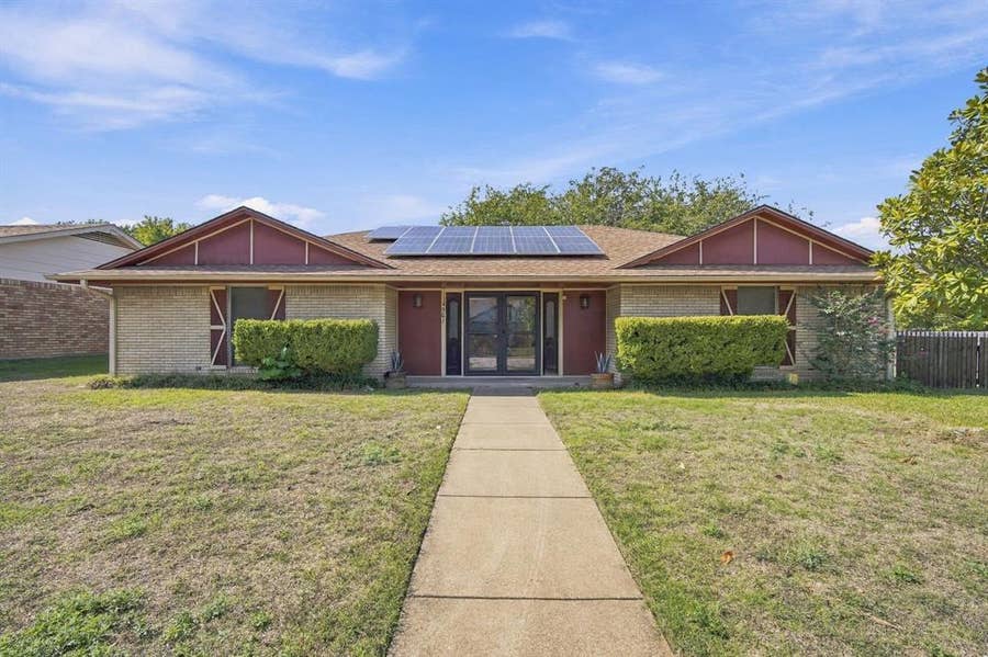 Property photo for 1501 Meadow Court, Midlothian, TX