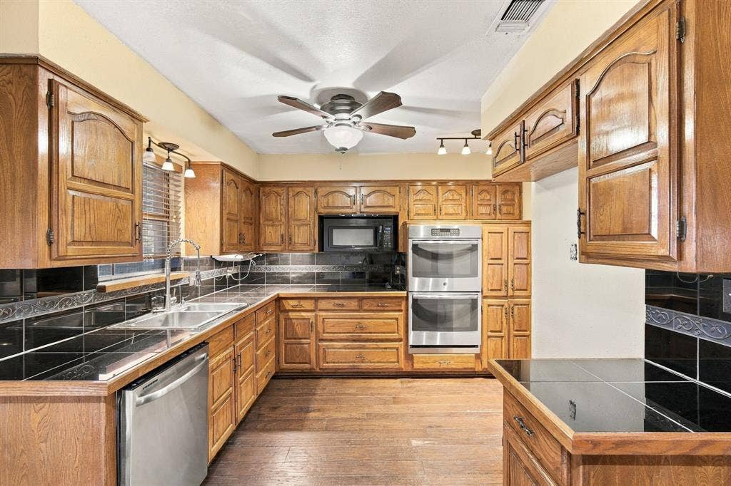 1501 Meadow Court, Midlothian, TX 76065 1501 Meadow Court, Midlothian, TX 76065