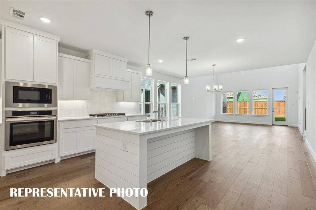5401 Roselyn Way, McKinney, TX 75070 No shortage of storage or prep space in this fantastic kitchen! REPRESENTATIVE PHOTO
