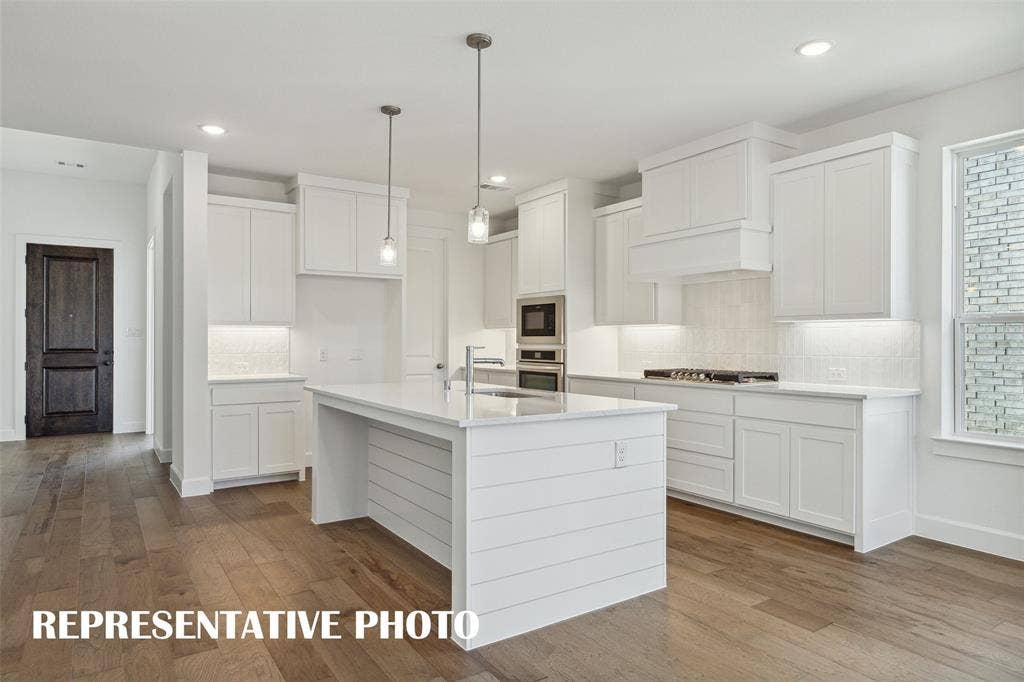 5401 Roselyn Way, McKinney, TX 75070 This dream kitchen is waiting for you to call it your own! REPRESENTATIVE PHOTO