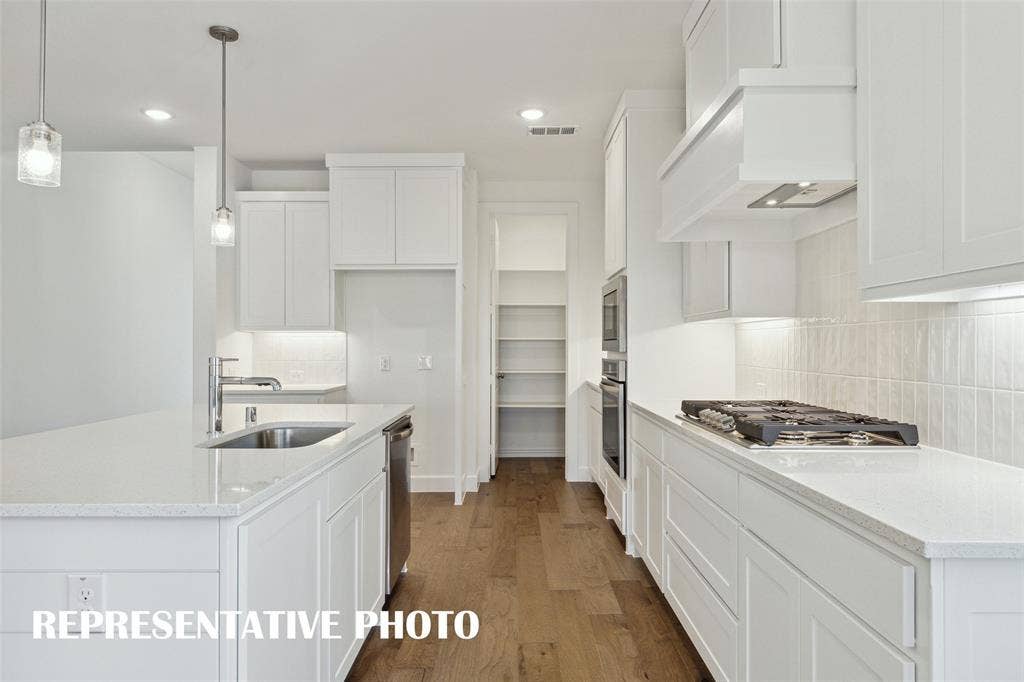 5401 Roselyn Way, McKinney, TX 75070 Beautiful cabinetry, stainless appliances and gorgeous flooring combine to make this dream kitchen a reality! REPRESENTATIVE PHOTO