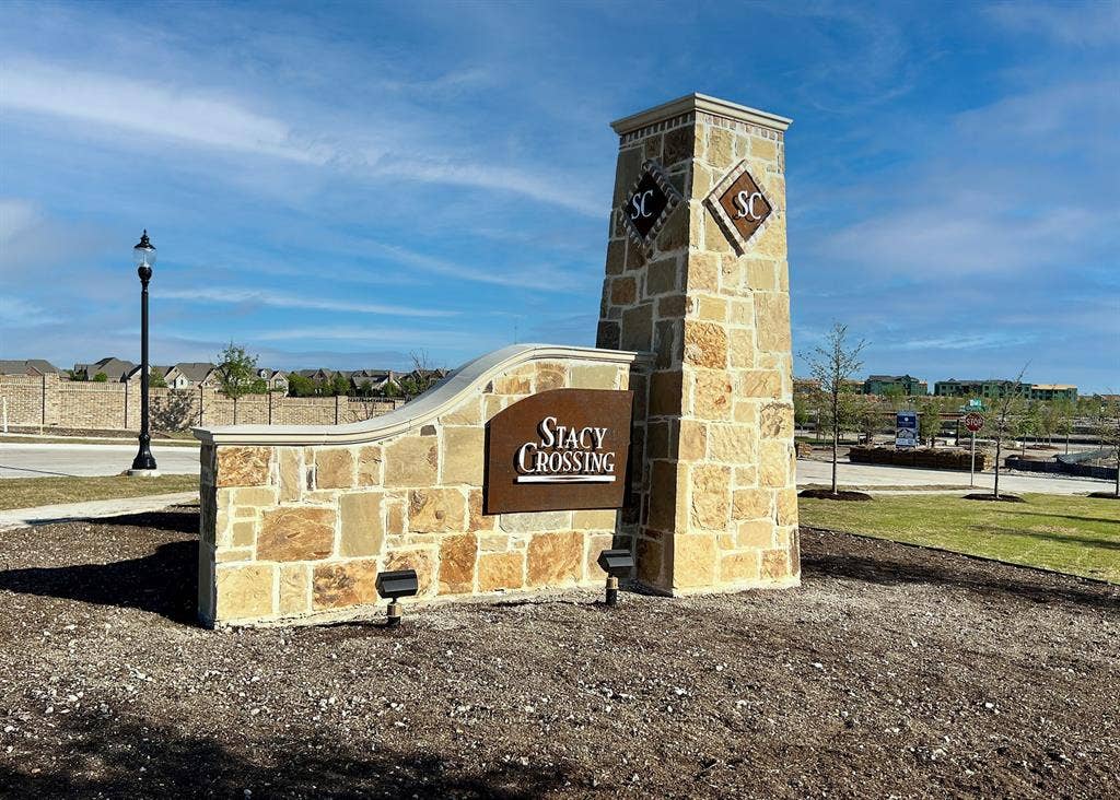 5401 Roselyn Way, McKinney, TX 75070 You'll find easy access to everything the north metroplex has to offer in our fantastic new community...Estates at Stacy Crossing!