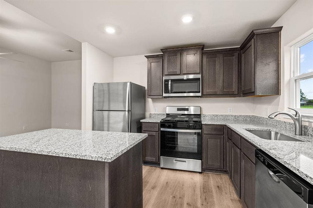 137 North Island Drive, Terrell, TX 75160 137 North Island Drive, Terrell, TX 75160