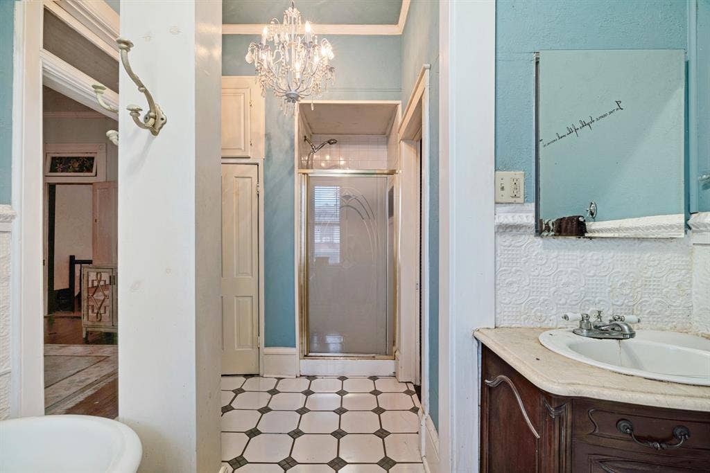334 W Washington Street, Paris, TX 75460