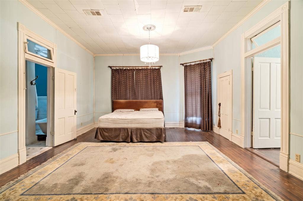 334 W Washington Street, Paris, TX 75460