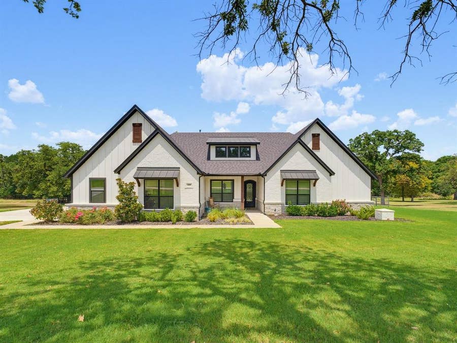 Property photo for 209 Rio Rancho Drive, Decatur, TX