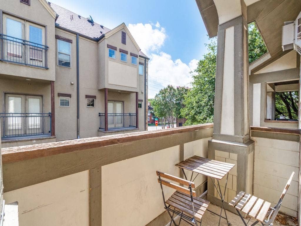 Small 2nd floor balcony located off the living room