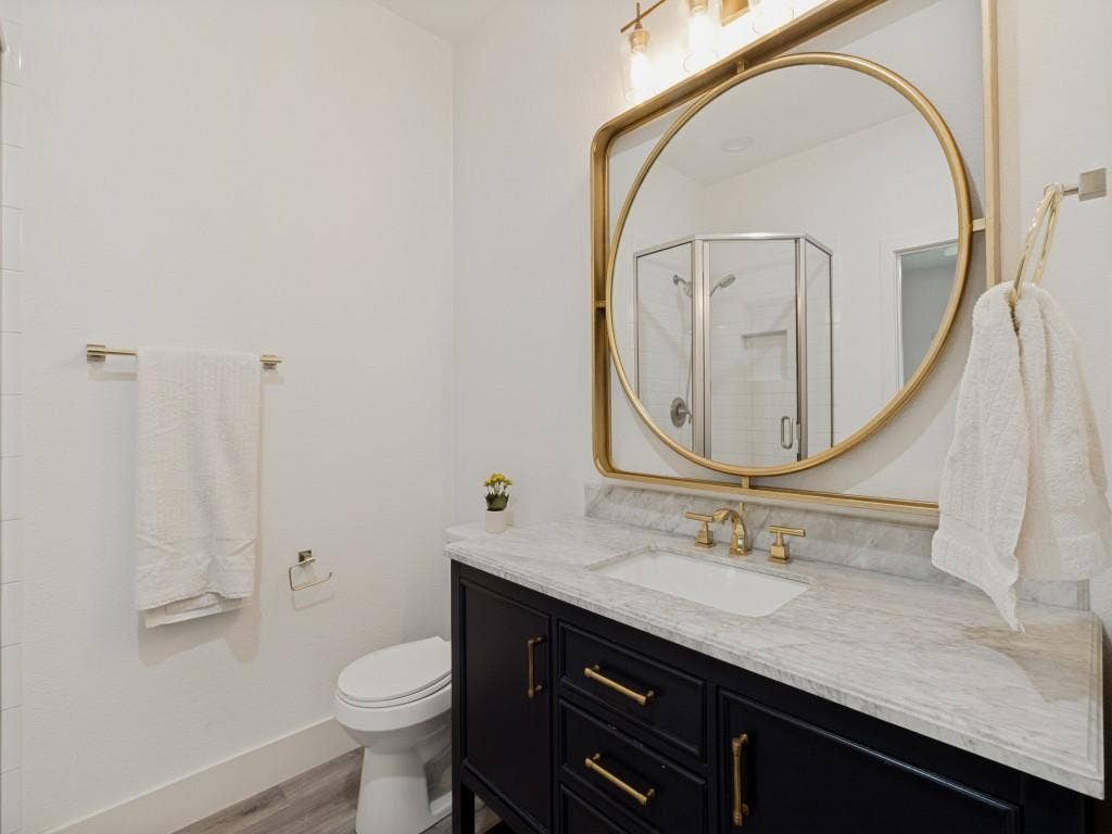 First floor  ensuite bathroom