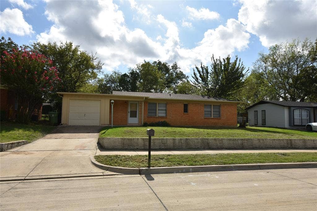 1212 Belvedere Drive, Arlington, TX 76010