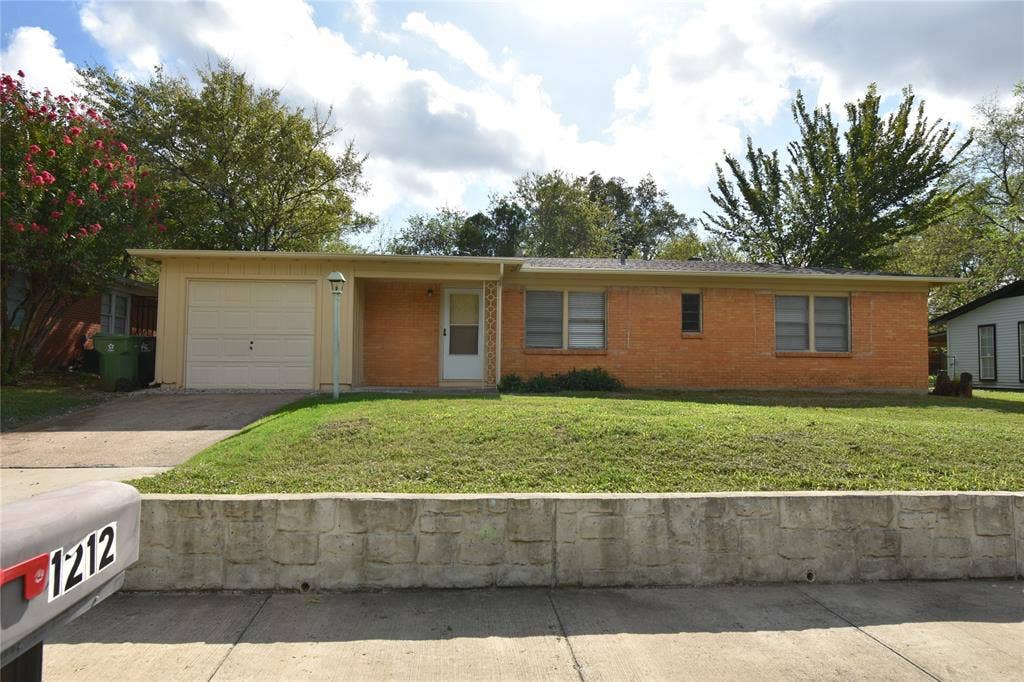 1212 Belvedere Drive, Arlington, TX 76010