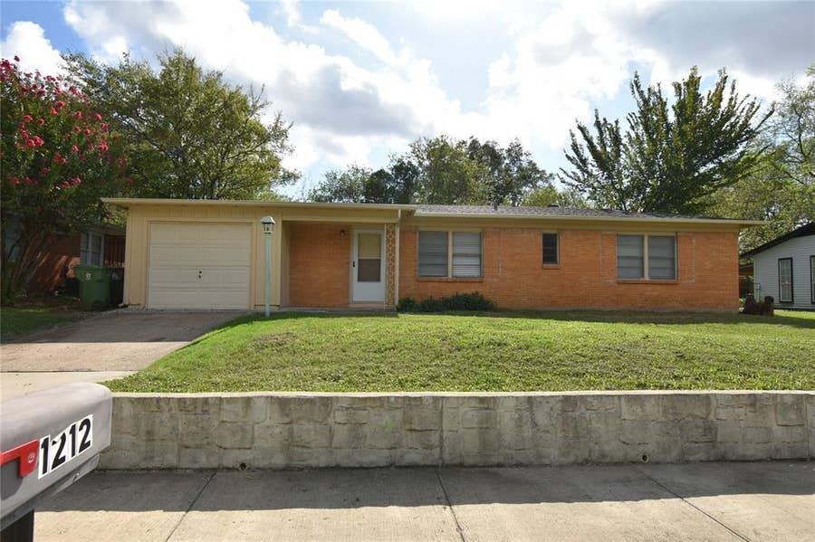 Property photo for 1212 Belvedere Drive, Arlington, TX