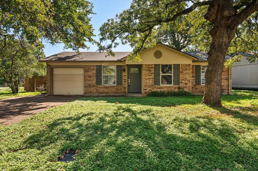 Property photo for 5701 Guildwood Drive, Arlington, TX