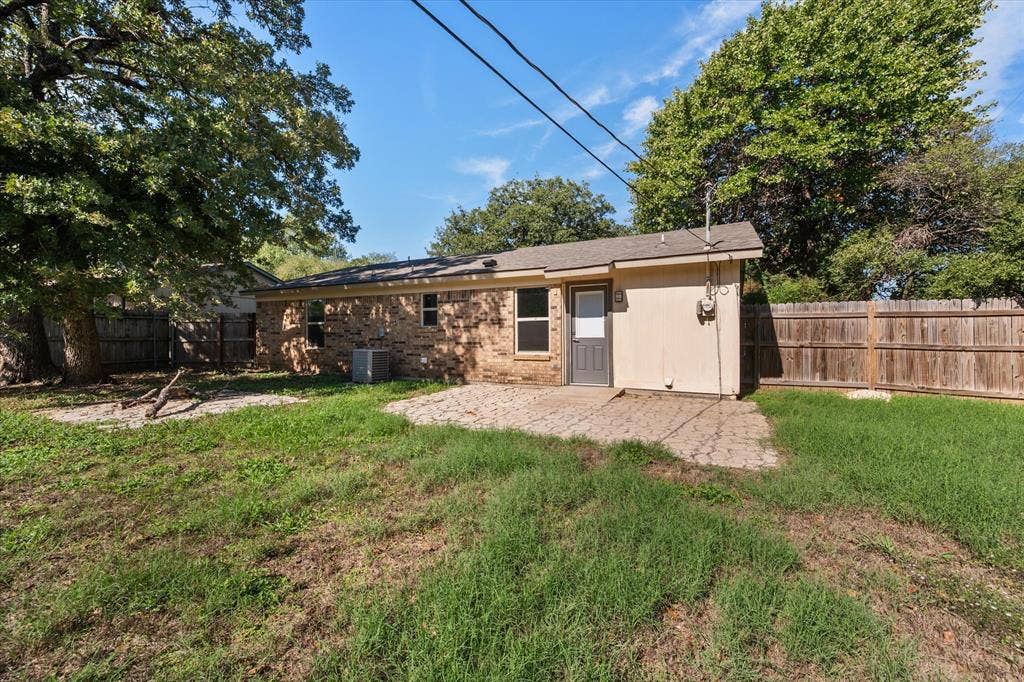 5701 Guildwood Drive, Arlington, TX 76017
