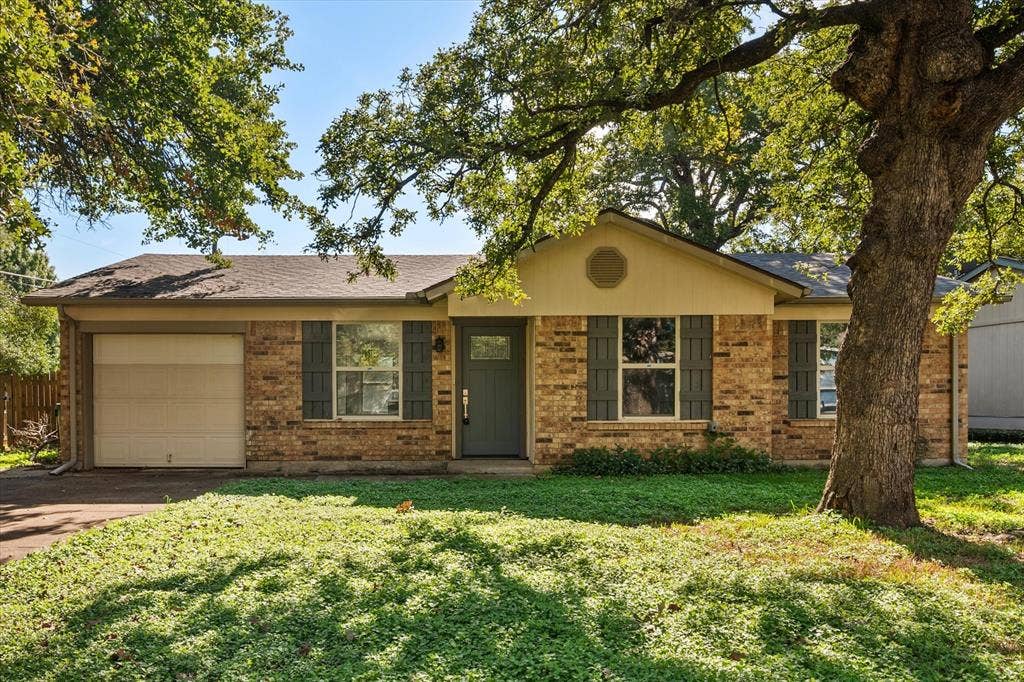5701 Guildwood Drive, Arlington, TX 76017