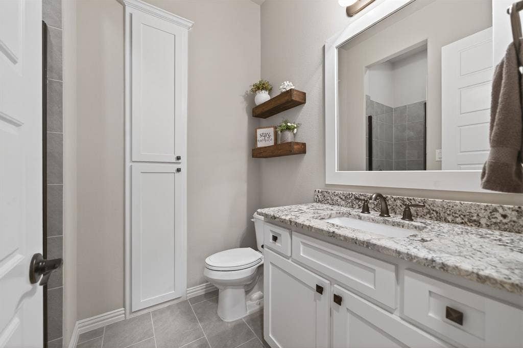816 Lazy Brooke Drive, Rockwall, TX 75087 Downstairs full bathroom adjacent to guest bedroom
