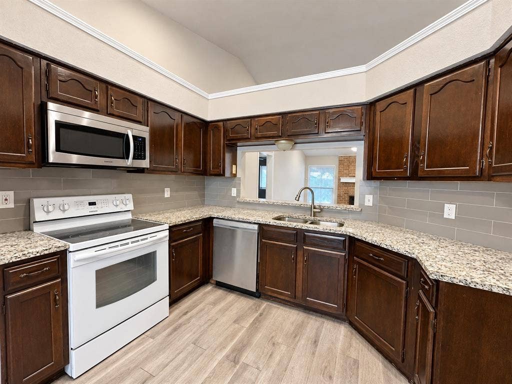 1038 Cedar Run Drive, Duncanville, TX 75137 1038 Cedar Run Drive, Duncanville, TX 75137