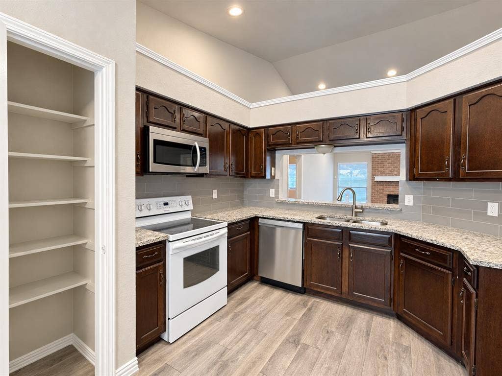 1038 Cedar Run Drive, Duncanville, TX 75137 1038 Cedar Run Drive, Duncanville, TX 75137