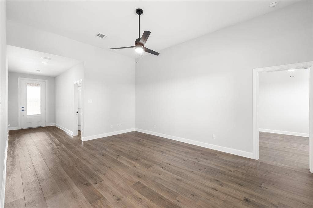 1021 Cedar Street, Hutchins, TX 75141 Entrance and living room.