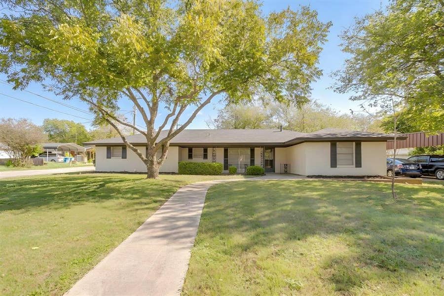 Property photo for 412 N Cummings Drive, Alvarado, TX