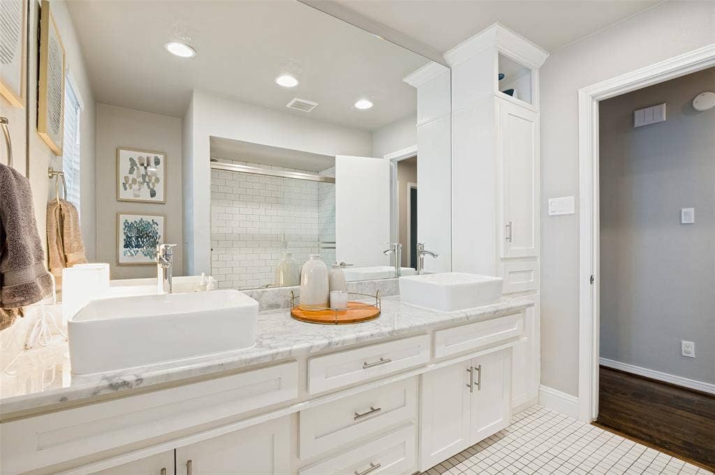 9421 Meadowknoll Drive, Dallas, TX 75243 Bathroom
