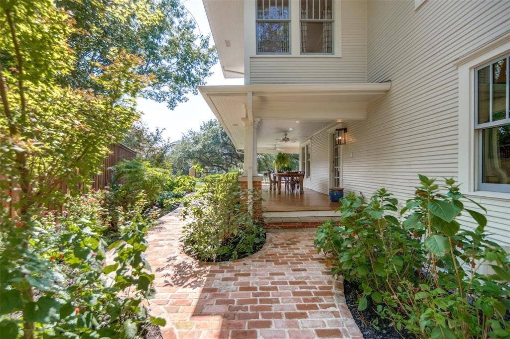 Side walkway /Gardens