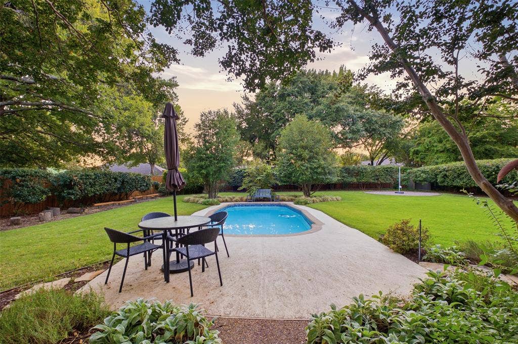 Wide patio sweeps along the pool: sunny afternoons, summer dinners and sunset toasts.
