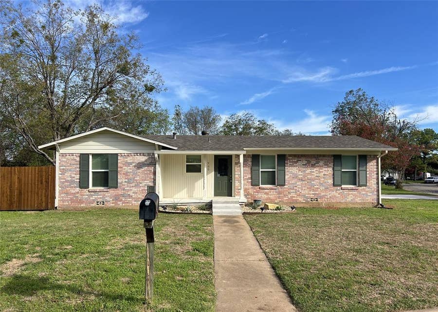 Property photo for 900 Elizabeth Boulevard, Granbury, TX