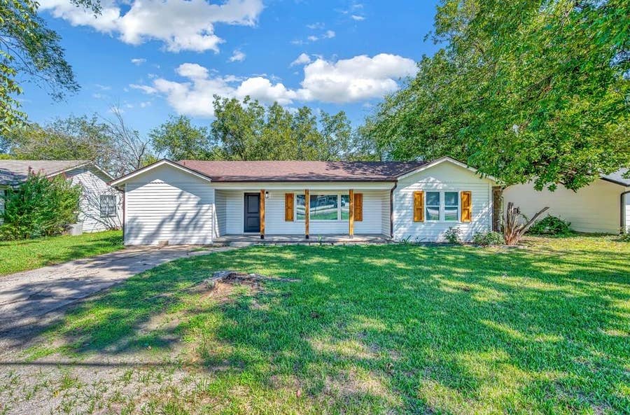 Property photo for 903 E Avenue C, Valley Mills, TX