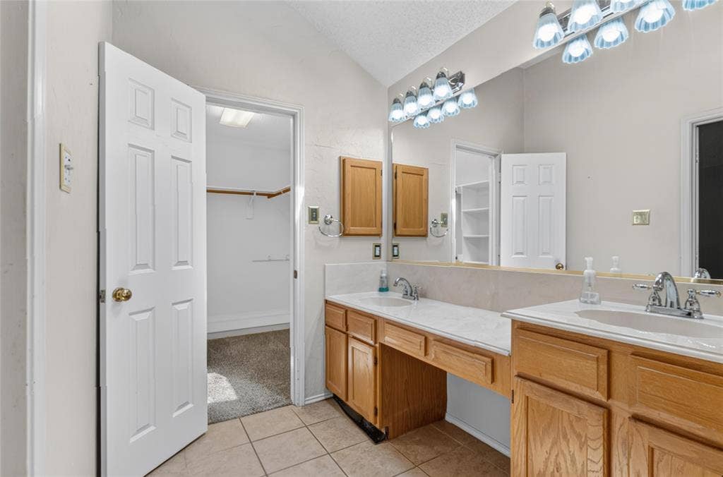 1001 Creek Valley Road, Mesquite, TX 75181 1001 Creek Valley Road, Mesquite, TX 75181