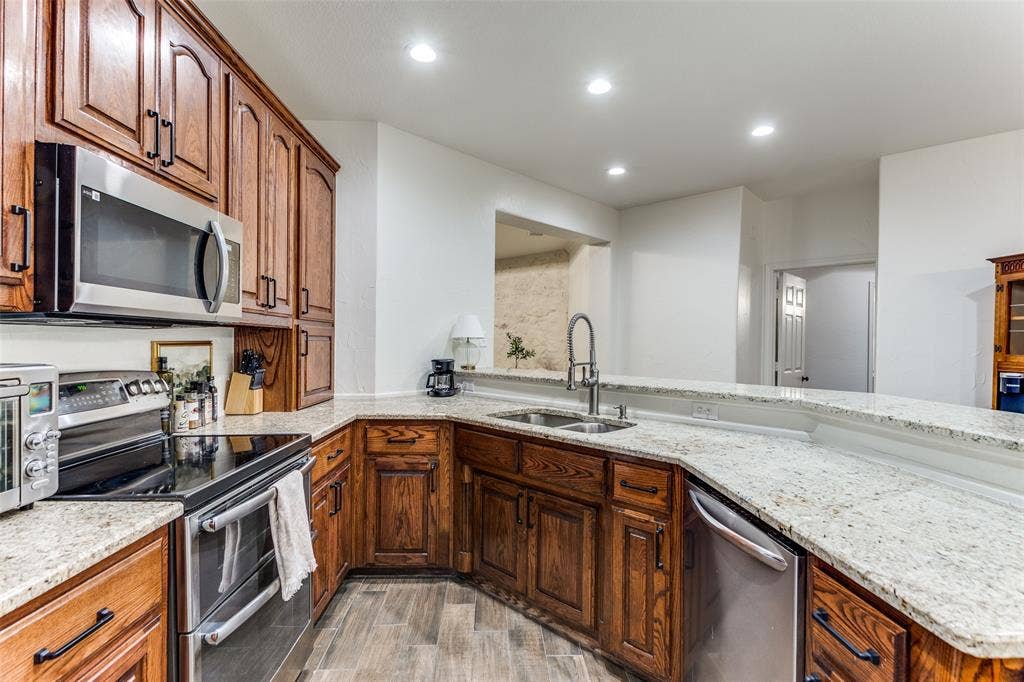 101 Oakwood Drive, Weatherford, TX 76086