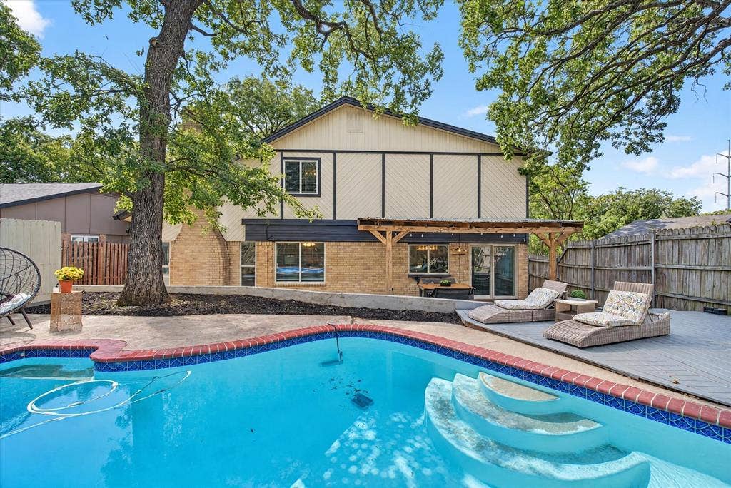 2801 Meandering Way, Bedford, TX 76021