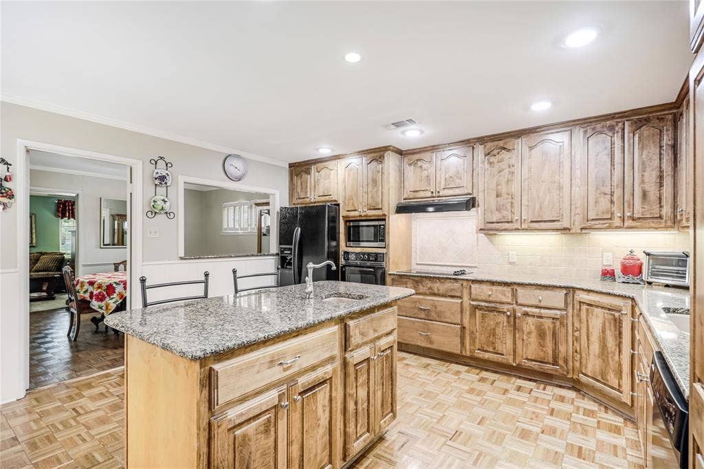 Additional views of the kitchen with easy access to other areas of your home!
