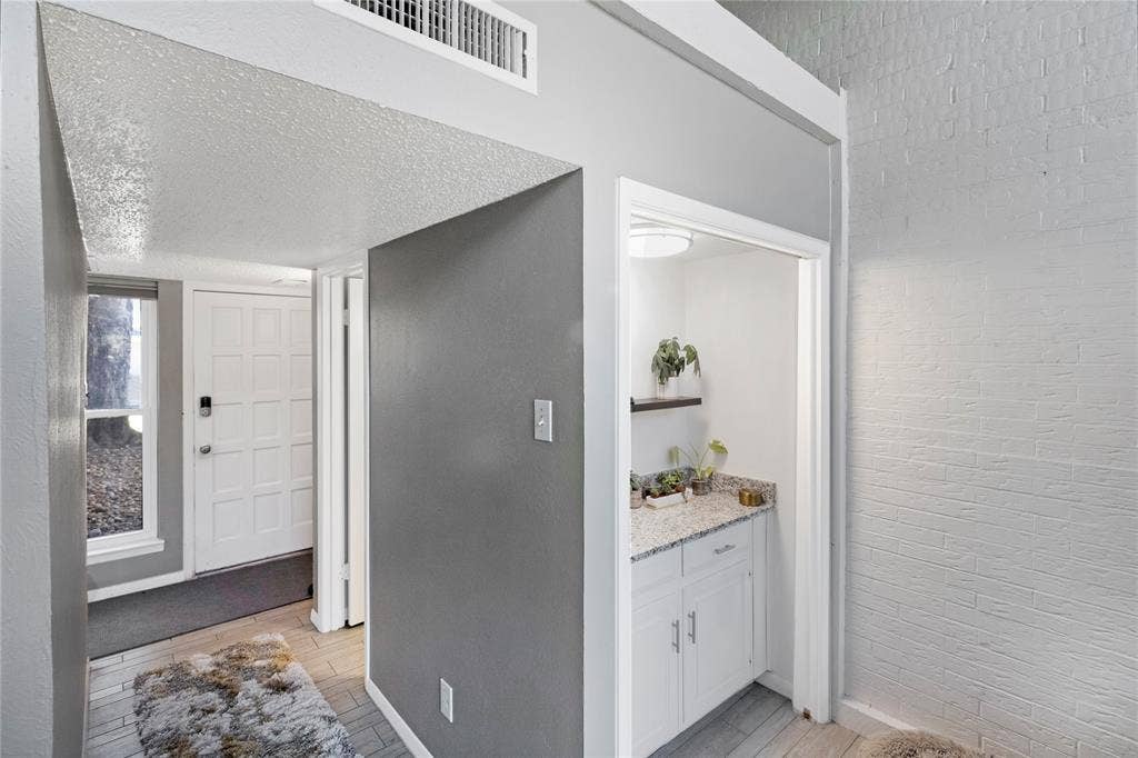 2902 Country Place Circle, Carrollton, TX 75006