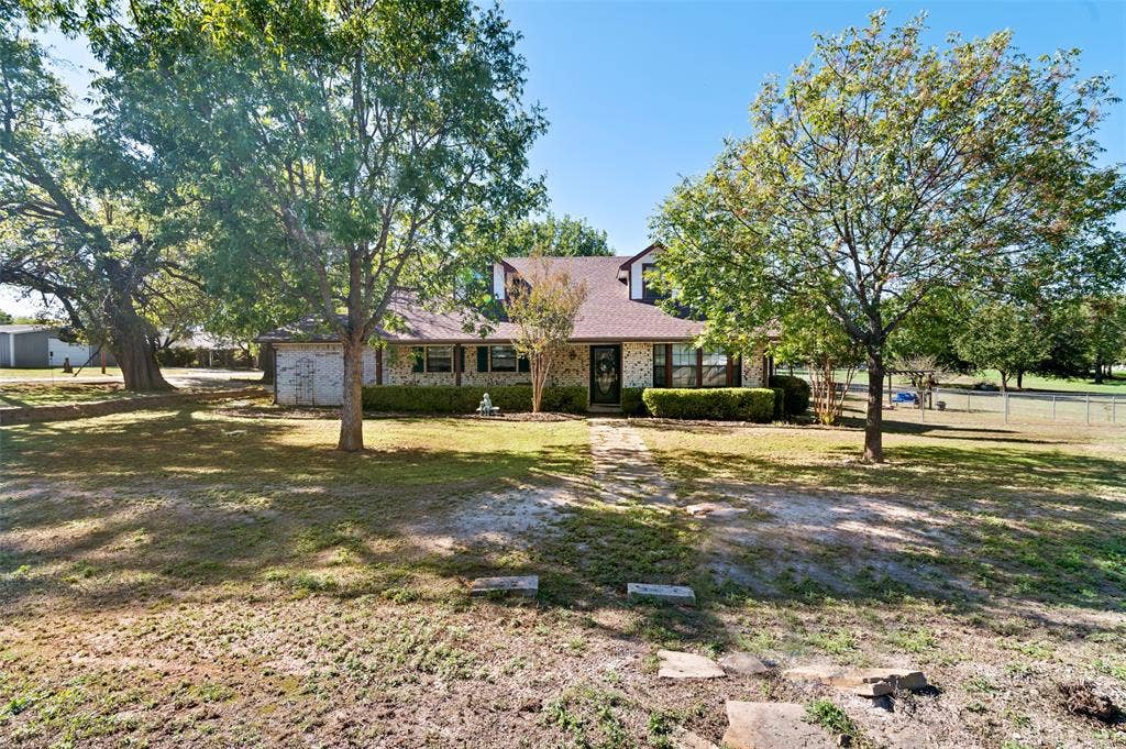 301 N Lyon Street, Tom Bean, TX 75491