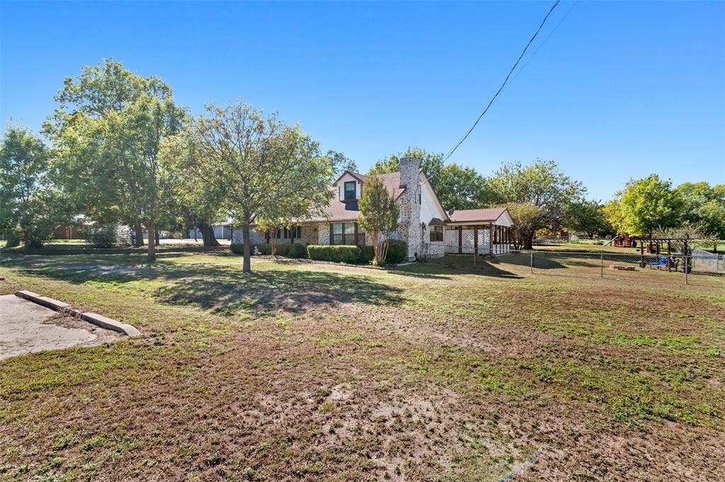 301 N Lyon Street, Tom Bean, TX 75491