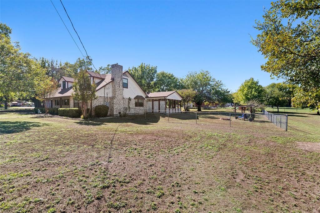 301 N Lyon Street, Tom Bean, TX 75491