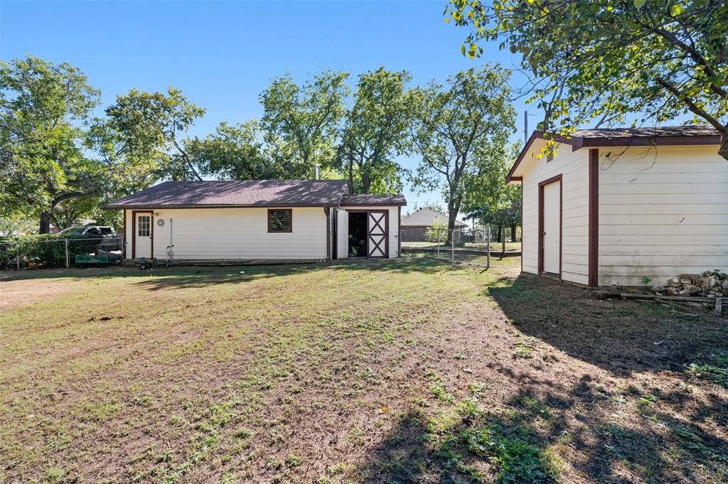 301 N Lyon Street, Tom Bean, TX 75491