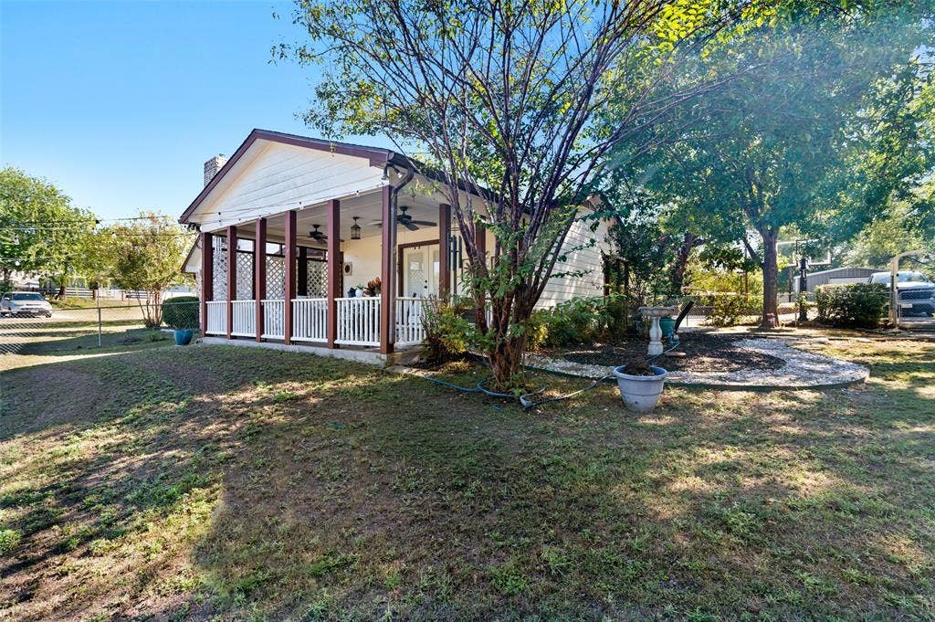 301 N Lyon Street, Tom Bean, TX 75491