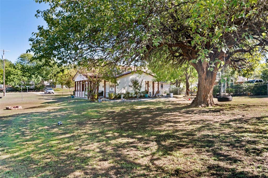 301 N Lyon Street, Tom Bean, TX 75491