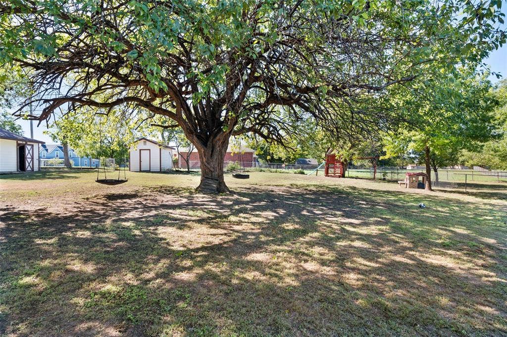 301 N Lyon Street, Tom Bean, TX 75491