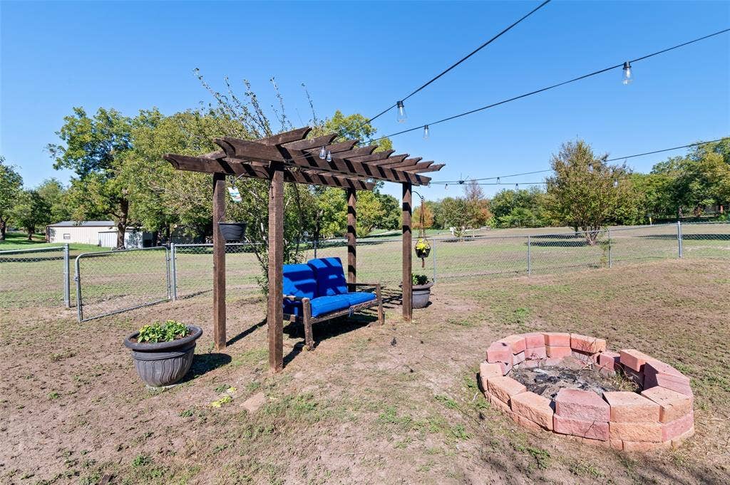 301 N Lyon Street, Tom Bean, TX 75491