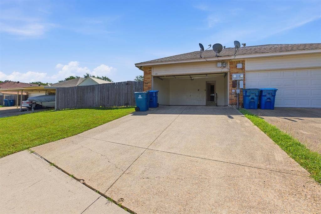 119 Larchbrook Drive, DeSoto, TX 75115