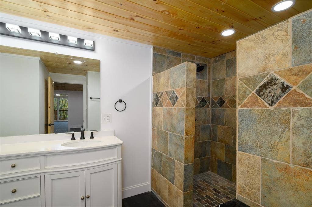 491 Black Forest Drive, Pottsboro, TX 75076