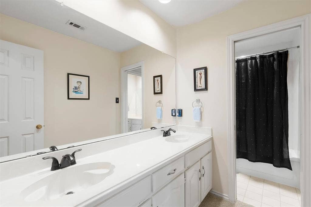 407 Grant Drive, Wylie, TX 75098 Jack-and-Jill bathroom