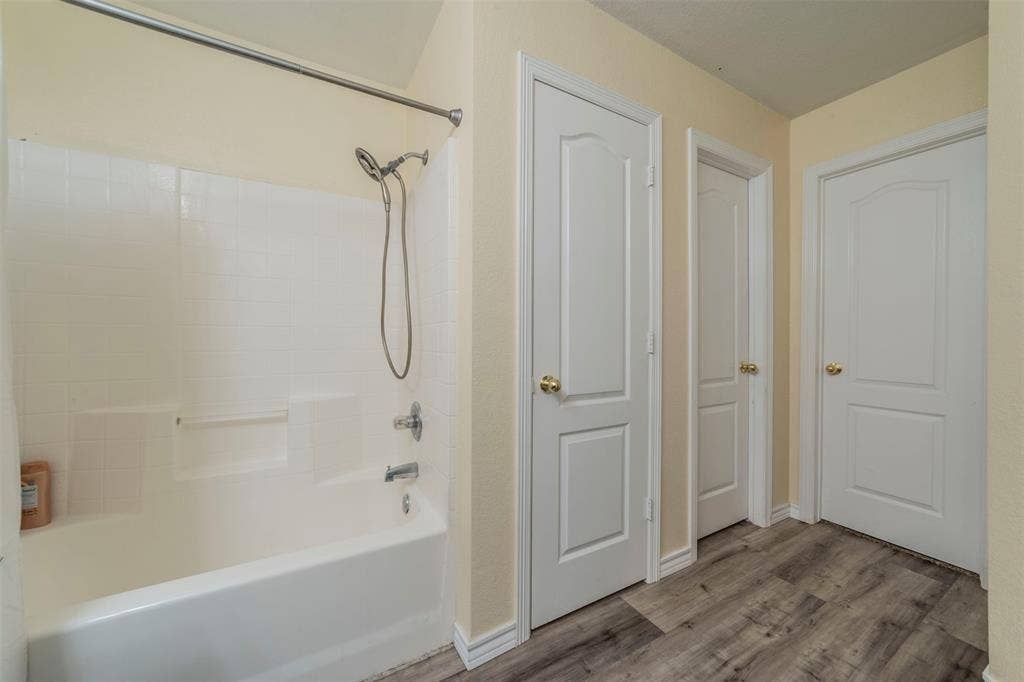 421 Oxford Street, Burleson, TX 76028