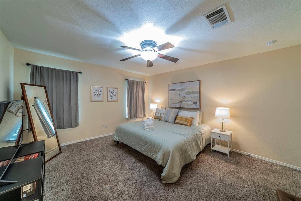 421 Oxford Street, Burleson, TX 76028