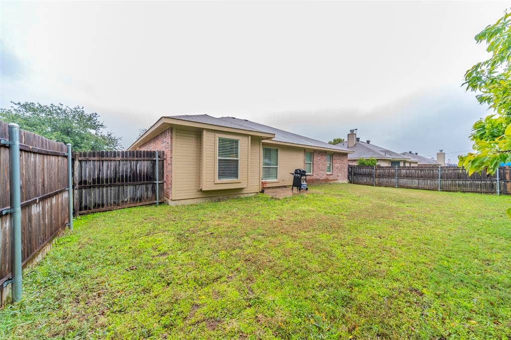 421 Oxford Street, Burleson, TX 76028