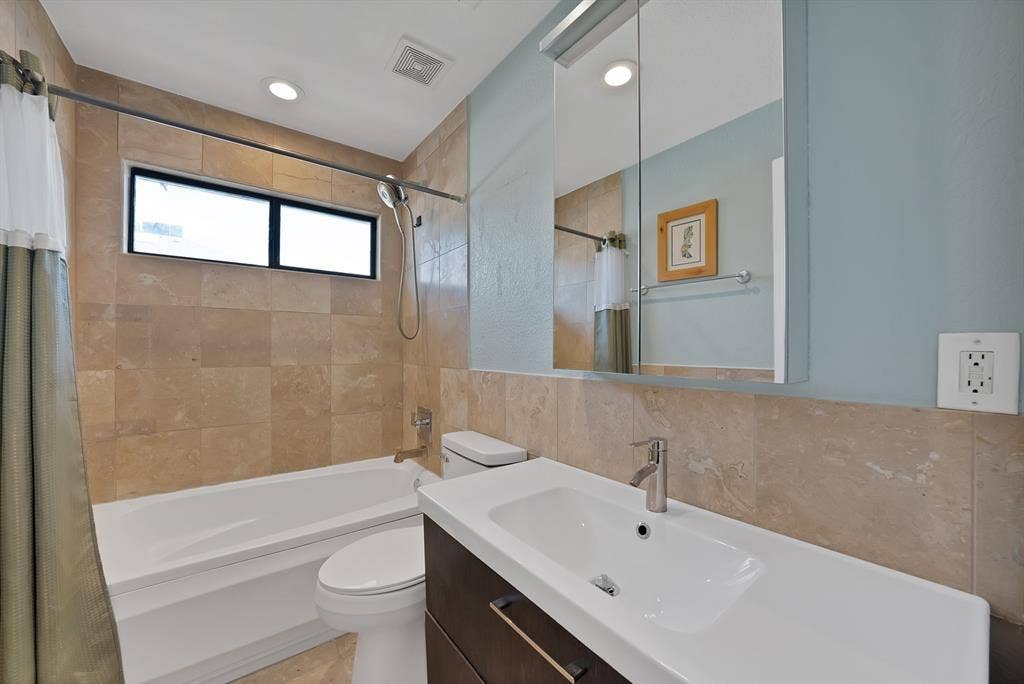 4120 Bowser Avenue, #D, Dallas, TX 75219 Travertine tile and jetted-tub