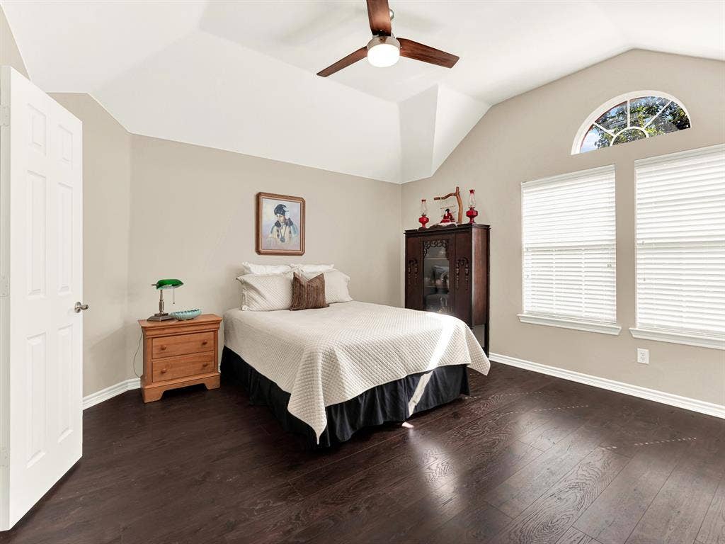 A semicircular transom crowns two bedroom windows, bringing treetop views and daylight into the highest part of the room. Wake slowly on a Saturday and watch the leaves move before making plans.