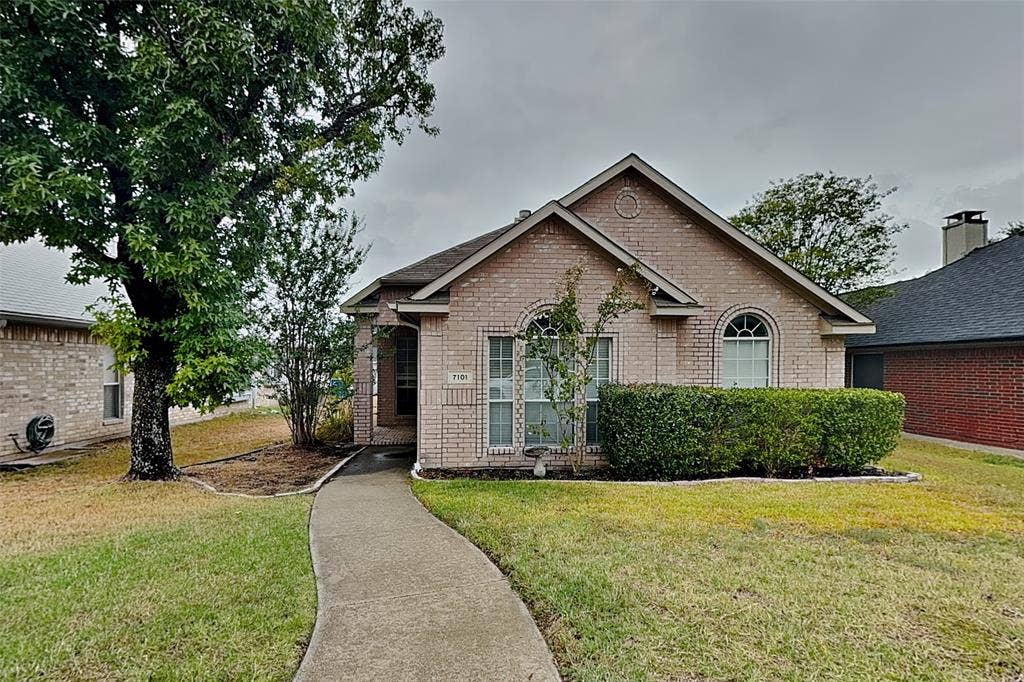 7101 Charleston Drive, Rowlett, TX 75089